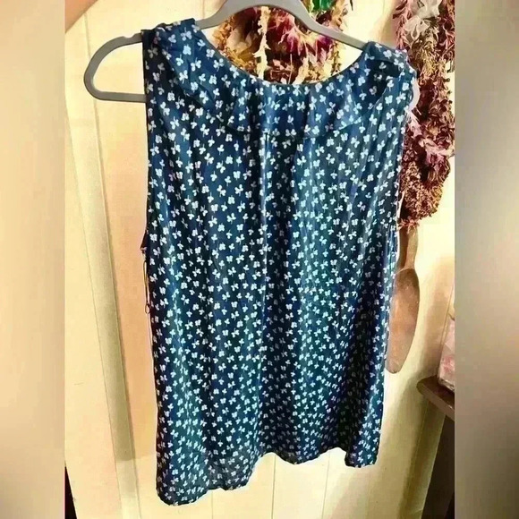 NWT Velvet by Graham & Spencer Blue Catrina Floral Blouse Tank Top Spring - Picture 4 of 4